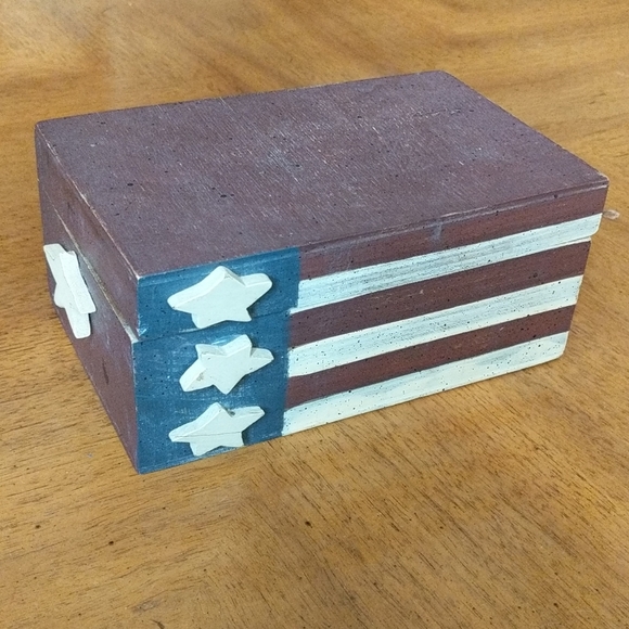 Americana trinket/jewelry box